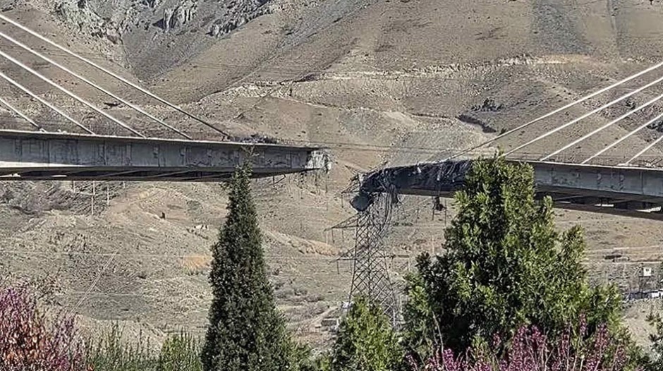 ‘बहुत देर हो जाए उससे पहले समझौता कर लो’: ट्रंप ने ईरान के सबसे ऊंचे पुल पर हमले का वीडियो शेयर कर दी चेतावनी ‘बहुत देर हो जाए उससे पहले समझौता कर लो’: ट्रंप ने ईरान के सबसे ऊंचे पुल पर हमले का वीडियो शेयर कर दी चेतावनी