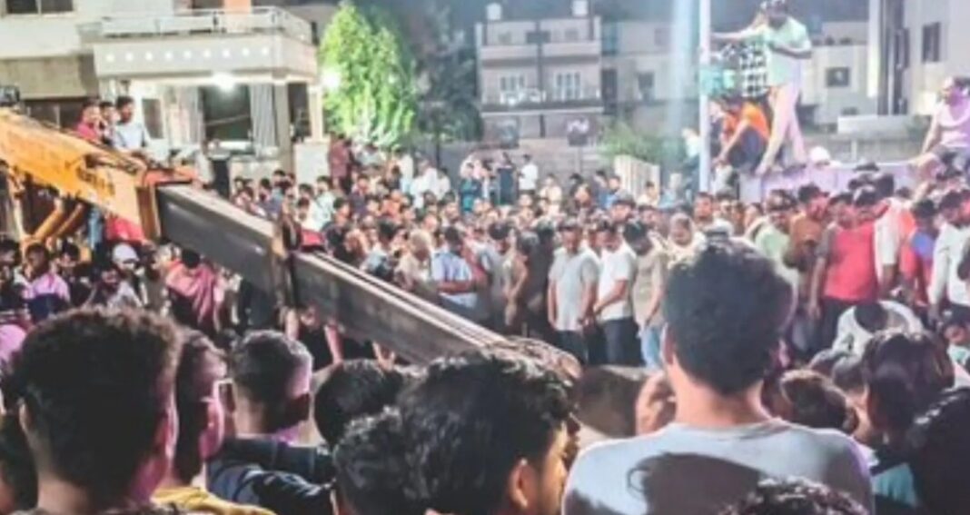 खुशियों से लौट रहा परिवार, मौत ने रास्ते में घेरा… 9 की एक साथ मौत खुशियों से लौट रहा परिवार, मौत ने रास्ते में घेरा… 9 की एक साथ मौत