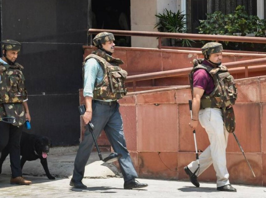 दिल्ली यूनिवर्सिटी में बम की धमकी से हड़कंप: रामजस और मिरांडा कॉलेज खाली, कैंपस छावनी में तब्दील दिल्ली यूनिवर्सिटी में बम की धमकी से हड़कंप: रामजस और मिरांडा कॉलेज खाली, कैंपस छावनी में तब्दील