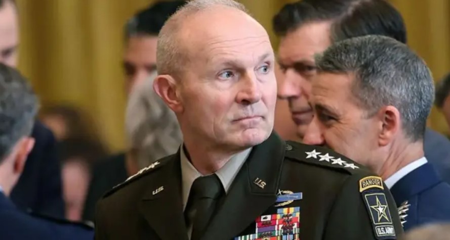 अमेरिका में बड़ा सैन्य फेरबदल: ट्रंप प्रशासन ने आर्मी चीफ़ ऑफ़ स्टाफ़ को पद से हटाया अमेरिका में बड़ा सैन्य फेरबदल: ट्रंप प्रशासन ने आर्मी चीफ़ ऑफ़ स्टाफ़ को पद से हटाया