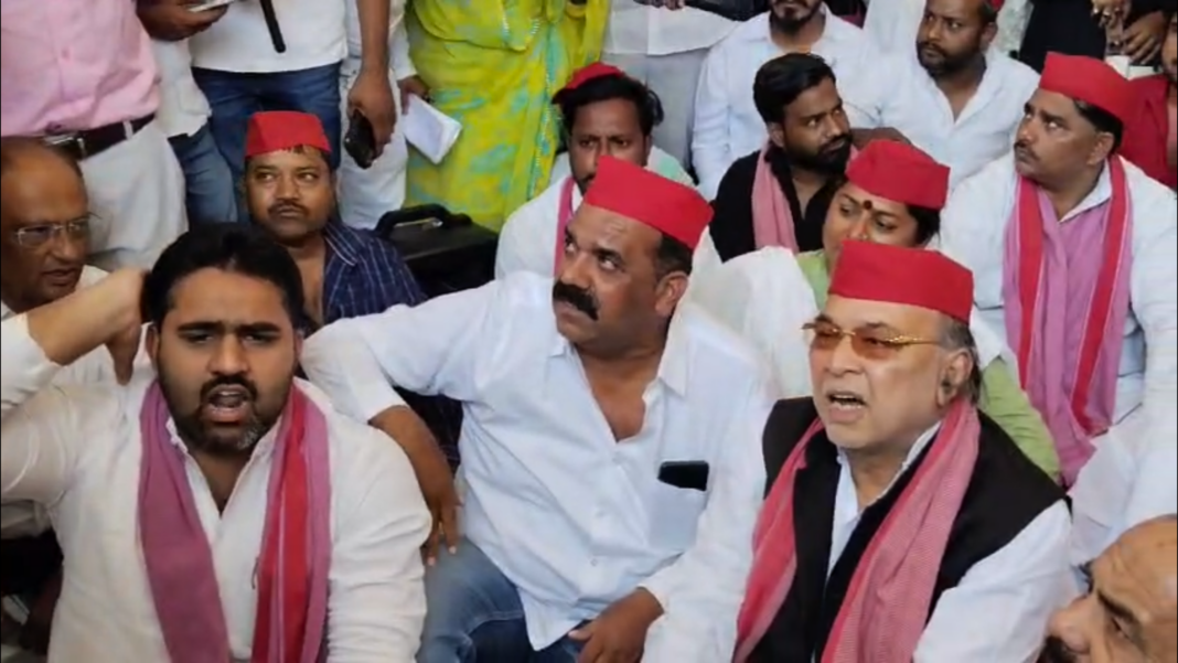 लखनऊ में सपा विधायक का धरना, BJP पर सीधा हमला- “जनता के पैसों से जश्न मना रही सरकार” लखनऊ में सपा विधायक का धरना, BJP पर सीधा हमला- “जनता के पैसों से जश्न मना रही सरकार”