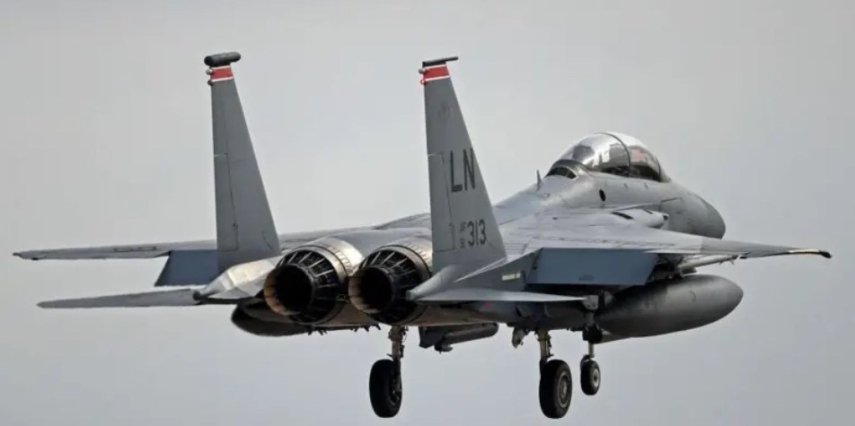 ईरान में गिरे F-15 के लापता अफसर को अमेरिका ने ढूंढ निकाला, ‘खतरनाक मिशन’ का ट्रंप ने किया खुलासा ईरान में गिरे F-15 के लापता अफसर को अमेरिका ने ढूंढ निकाला, ‘खतरनाक मिशन’ का ट्रंप ने किया खुलासा