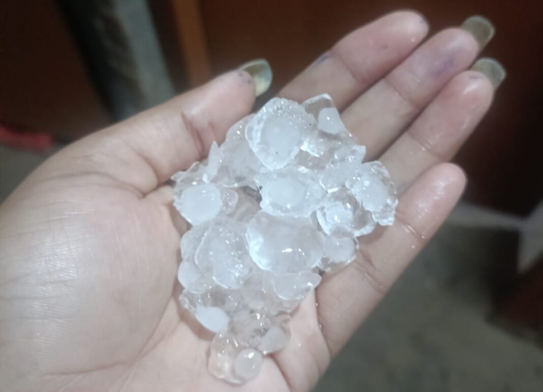 तूफानी बारिश और ओलों ने ली किसानों की परीक्षा, लखनऊ में मौसम का कहर तूफानी बारिश और ओलों ने ली किसानों की परीक्षा, लखनऊ में मौसम का कहर