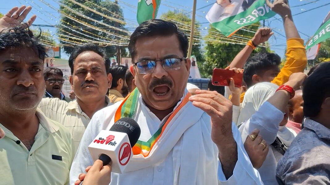 लखनऊ में सियासी पारा हाई: कांग्रेस कार्यकर्ताओं ने फूंका असम के CM का पुतला, अमर्यादित भाषा पर जताया कड़ा विरोध लखनऊ में सियासी पारा हाई: कांग्रेस कार्यकर्ताओं ने फूंका असम के CM का पुतला, अमर्यादित भाषा पर जताया कड़ा विरोध