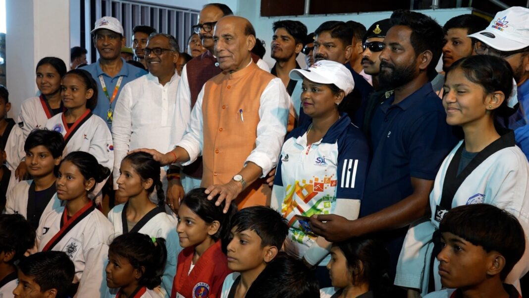 लखनऊ में खेलों का महाकुंभ: राजनाथ सिंह ने किया ‘सांसद खेल महाकुंभ’ का उद्घाटन, युवाओं को दिया बड़ा संदेश लखनऊ में खेलों का महाकुंभ: राजनाथ सिंह ने किया ‘सांसद खेल महाकुंभ’ का उद्घाटन, युवाओं को दिया बड़ा संदेश