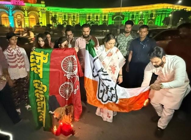 झंडा जलाने पर भाजपा में असहजता: अपर्णा यादव-ऋतु शाही से जवाब तलब की तैयारी झंडा जलाने पर भाजपा में असहजता: अपर्णा यादव-ऋतु शाही से जवाब तलब की तैयारी