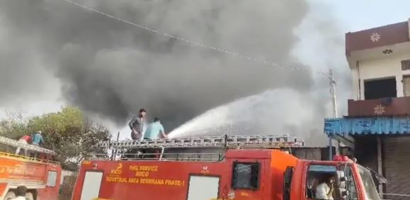 अलवर के नीमराणा में भीषण आग: प्लास्टिक गोदाम में जिंदा जले 4 लोग, जांच शुरू अलवर के नीमराणा में भीषण आग: प्लास्टिक गोदाम में जिंदा जले 4 लोग, जांच शुरू