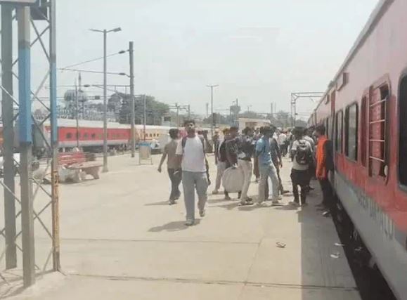 लखनऊ में ट्रेन लेट, सैकड़ों अभ्यर्थियों का छूटा एग्जाम: होमगार्ड भर्ती के पहले दिन अफरातफरी लखनऊ में ट्रेन लेट, सैकड़ों अभ्यर्थियों का छूटा एग्जाम: होमगार्ड भर्ती के पहले दिन अफरातफरी