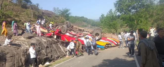 जम्मू-कश्मीर में बड़ा हादसा: रामनगर-उधमपुर हाईवे पर बस खाई में गिरी, 7 की मौत जम्मू-कश्मीर में बड़ा हादसा: रामनगर-उधमपुर हाईवे पर बस खाई में गिरी, 7 की मौत