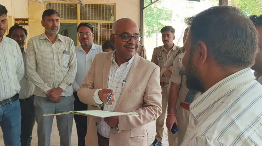 25 शब्द भी नहीं टाइप कर पाए ‘बाबू’, कुर्सी गई… DM ने बना दिया चपरासी 25 शब्द भी नहीं टाइप कर पाए ‘बाबू’, कुर्सी गई… DM ने बना दिया चपरासी