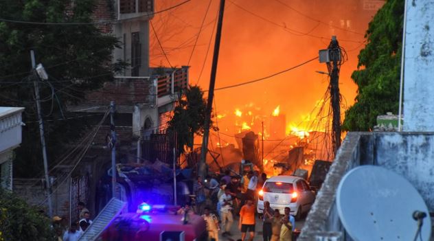 लखनऊ अग्निकांड: 6 बच्चे अब भी लापता, 1200 झोपड़ियां राख… 100 सिलेंडरों के धमाकों से दहला शहर लखनऊ अग्निकांड: 6 बच्चे अब भी लापता, 1200 झोपड़ियां राख… 100 सिलेंडरों के धमाकों से दहला शहर