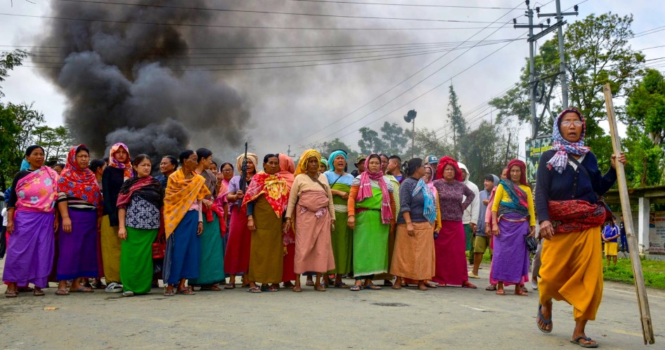 मणिपुर में फिर भड़की हिंसा: घर पर रॉकेट हमला, 2 मासूमों की मौत; विरोध प्रदर्शन में CRPF फायरिंग से 2 और जानें गईं मणिपुर में फिर भड़की हिंसा: घर पर रॉकेट हमला, 2 मासूमों की मौत; विरोध प्रदर्शन में CRPF फायरिंग से 2 और जानें गईं