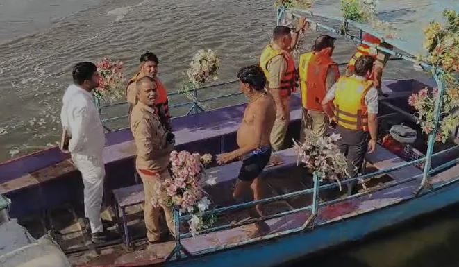 वृंदावन में भीषण हादसा: यमुना में श्रद्धालुओं से भरा स्टीमर पलटा, 10 की मौत, कई लापता वृंदावन में भीषण हादसा: यमुना में श्रद्धालुओं से भरा स्टीमर पलटा, 10 की मौत, कई लापता