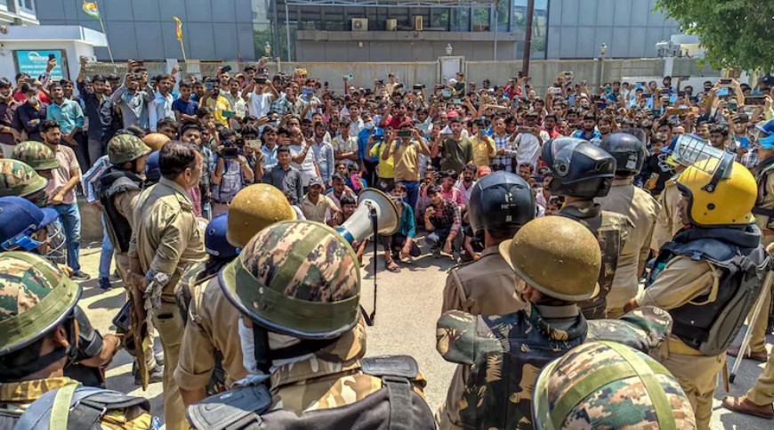 नोएडा हिंसा में ‘बाहरी’ साजिश का एंगल: 66 गिरफ्तारियों में 45 गैर-श्रमिक, जांच में बड़ा खुलासा नोएडा हिंसा में ‘बाहरी’ साजिश का एंगल: 66 गिरफ्तारियों में 45 गैर-श्रमिक, जांच में बड़ा खुलासा