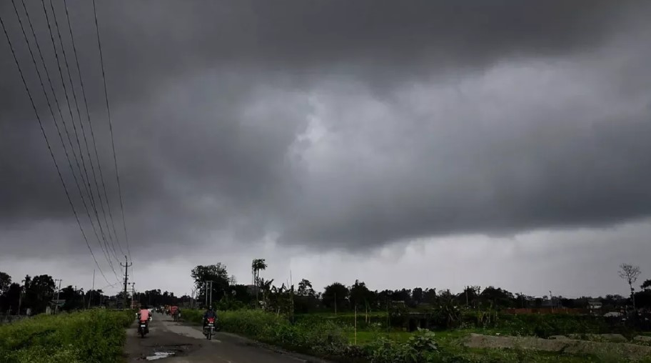 लखनऊ में अचानक बदला मौसम: काले बादल छाए, बिजली चमकी, बूंदाबांदी शुरू लखनऊ में अचानक बदला मौसम: काले बादल छाए, बिजली चमकी, बूंदाबांदी शुरू