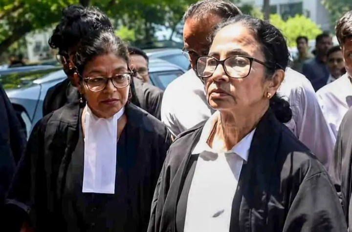 काला कोट पहन कोर्ट पहुंचीं ममता बनर्जी, हाईकोर्ट में खुद रखी दलीलें; बाहर लगे विरोध के नारे काला कोट पहन कोर्ट पहुंचीं ममता बनर्जी, हाईकोर्ट में खुद रखी दलीलें; बाहर लगे विरोध के नारे