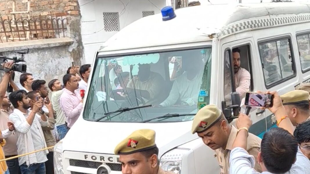 प्रतीक यादव का पार्थिव शरीर घर पहुंचा, Aparna Yadav भी लखनऊ पहुंचीं प्रतीक यादव का पार्थिव शरीर घर पहुंचा, Aparna Yadav भी लखनऊ पहुंचीं
