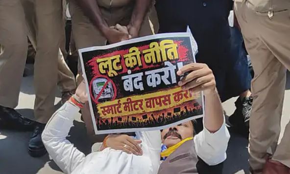 लखनऊ में स्मार्ट मीटर के खिलाफ AAP का हंगामा: पुलिस ने रोका मार्च, हिरासत में लिए कार्यकर्ता लखनऊ में स्मार्ट मीटर के खिलाफ AAP का हंगामा: पुलिस ने रोका मार्च, हिरासत में लिए कार्यकर्ता