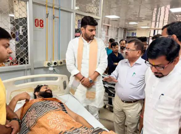 लखनऊ में भाजयुमो नेता पर जानलेवा हमला: घर के बाहर बैठे थे, हमलावर ने 5 राउंड फायर किए लखनऊ में भाजयुमो नेता पर जानलेवा हमला: घर के बाहर बैठे थे, हमलावर ने 5 राउंड फायर किए