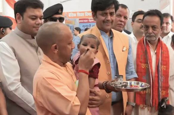 गोरखपुर में CM योगी का हल्का-फुल्का अंदाज़, रवि किशन पर ली चुटकी; शिक्षामित्रों को बढ़े मानदेय के चेक भी बांटे गोरखपुर में CM योगी का हल्का-फुल्का अंदाज़, रवि किशन पर ली चुटकी; शिक्षामित्रों को बढ़े मानदेय के चेक भी बांटे