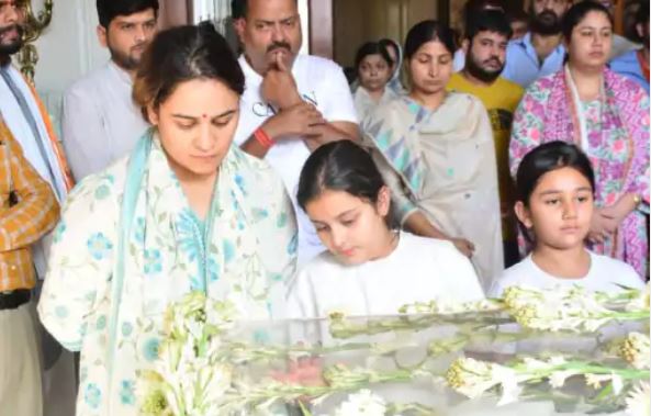 कुछ देर में निकलेगी Prateek Yadav की अंतिम यात्रा, अपर्णा रातभर रहीं पास; बैकुंठ धाम में होगा अंतिम संस्कार कुछ देर में निकलेगी Prateek Yadav की अंतिम यात्रा, अपर्णा रातभर रहीं पास; बैकुंठ धाम में होगा अंतिम संस्कार