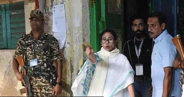 बंगाल में ‘स्ट्रॉन्ग रूम वॉर’: TMC-BJP आमने-सामने, ममता खुद पहुंचीं निगरानी के लिए बंगाल में ‘स्ट्रॉन्ग रूम वॉर’: TMC-BJP आमने-सामने, ममता खुद पहुंचीं निगरानी के लिए