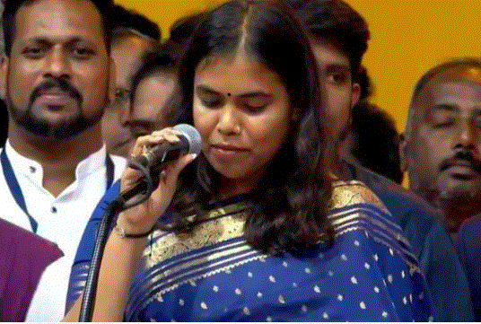 हिंदी बोलने पर चर्चा में आईं कीर्तना: विजय कैबिनेट की इकलौती महिला मंत्री, 29 की उम्र में बनाई खास पहचान हिंदी बोलने पर चर्चा में आईं कीर्तना: विजय कैबिनेट की इकलौती महिला मंत्री, 29 की उम्र में बनाई खास पहचान