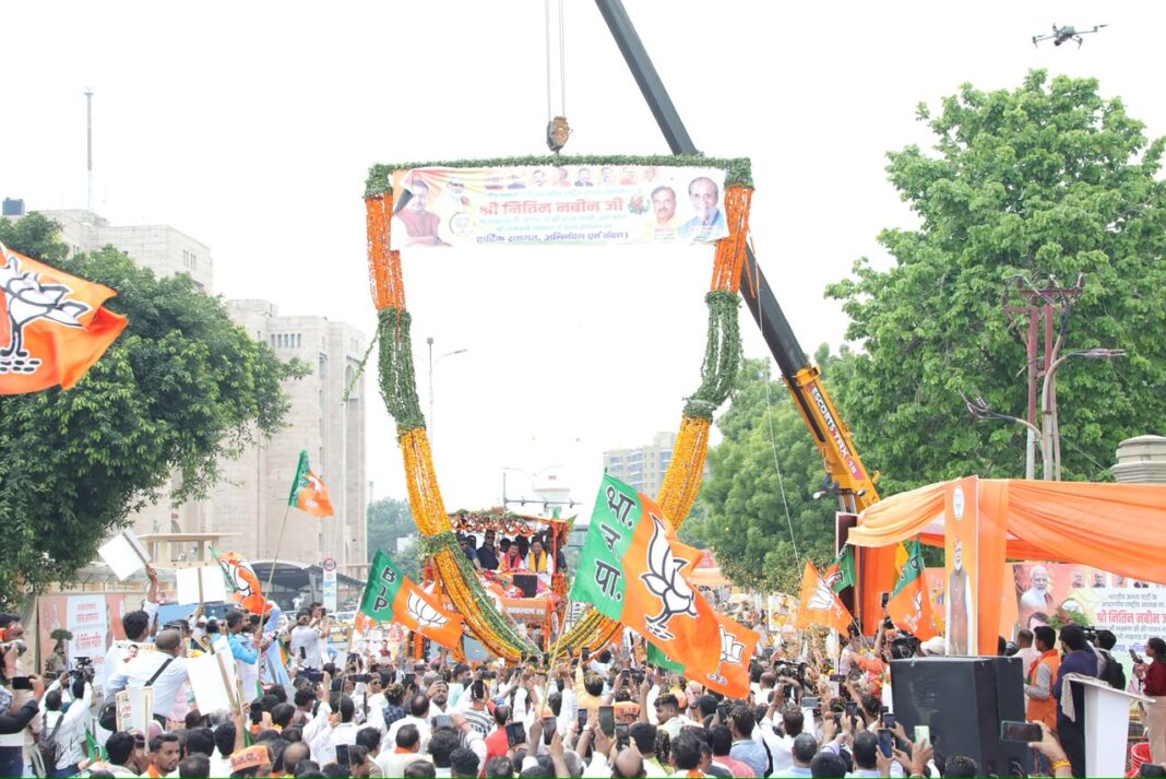 तलवार, बुलडोजर और भव्य रोड शो… लखनऊ में BJP अध्यक्ष नितिन नवीन का शक्ति प्रदर्शन, जगह-जगह हुआ स्वागत तलवार, बुलडोजर और भव्य रोड शो… लखनऊ में BJP अध्यक्ष नितिन नवीन का शक्ति प्रदर्शन, जगह-जगह हुआ स्वागत