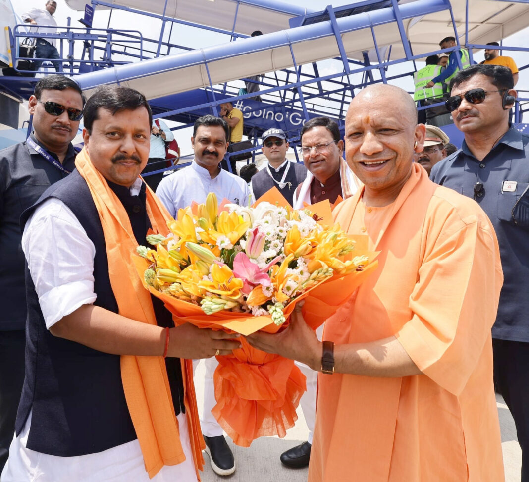 लखनऊ में भाजपा अध्यक्ष नितिन नवीन का भव्य स्वागत: एयरपोर्ट पर योगी ने किया रिसीव, प्रदेश कार्यालय तक निकला रोड शो लखनऊ में भाजपा अध्यक्ष नितिन नवीन का भव्य स्वागत: एयरपोर्ट पर योगी ने किया रिसीव, प्रदेश कार्यालय तक निकला रोड शो