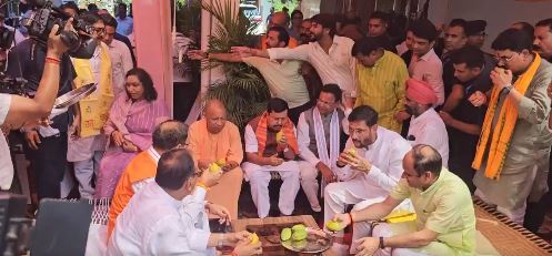 लखनऊ में सियासी मेल-मिलाप: ब्रजेश पाठक के घर योगी-नितिन नवीन ने साथ खाया आम, अपर्णा यादव से भी हुई खास मुलाकात लखनऊ में सियासी मेल-मिलाप: ब्रजेश पाठक के घर योगी-नितिन नवीन ने साथ खाया आम, अपर्णा यादव से भी हुई खास मुलाकात