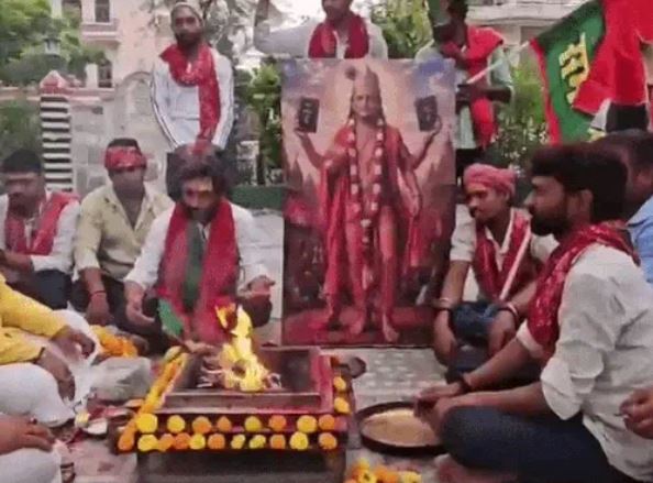 वाराणसी में अखिलेश यादव को कृष्ण स्वरूप में दिखाया गया, संविधान के साथ पोस्टर वायरल; जन्मदिन पर सपा कार्यकर्ताओं ने किया हवन-पूजन वाराणसी में अखिलेश यादव को कृष्ण स्वरूप में दिखाया गया, संविधान के साथ पोस्टर वायरल; जन्मदिन पर सपा कार्यकर्ताओं ने किया हवन-पूजन