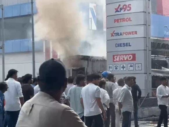 लखनऊ में बड़ा हादसा टला: पेट्रोल पंप परिसर के रेस्टोरेंट में धमाके के बाद लगी भीषण आग, अवैध संचालन पर उठे सवाल लखनऊ में बड़ा हादसा टला: पेट्रोल पंप परिसर के रेस्टोरेंट में धमाके के बाद लगी भीषण आग, अवैध संचालन पर उठे सवाल